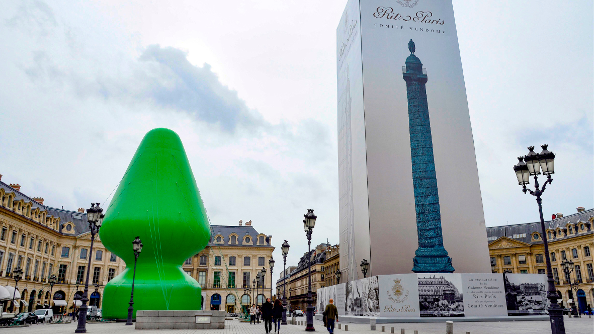 В центре Парижа появилась гигантская анальная пробка