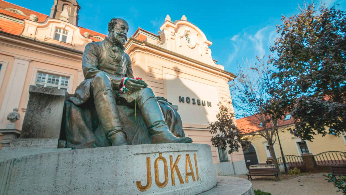 jokai-szobor-muzeum.jpg