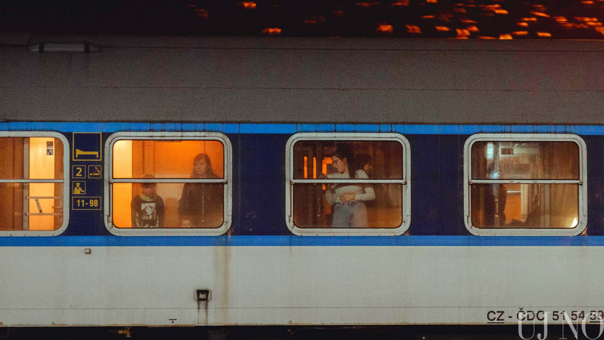 vonatok-jonnek-mennek-ablakos.jpg