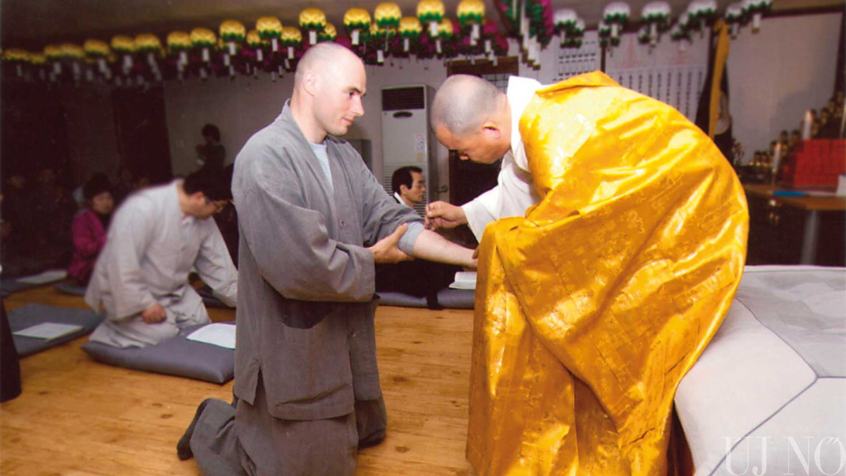 buddhista-kolostorban-medve-viktor.jpg