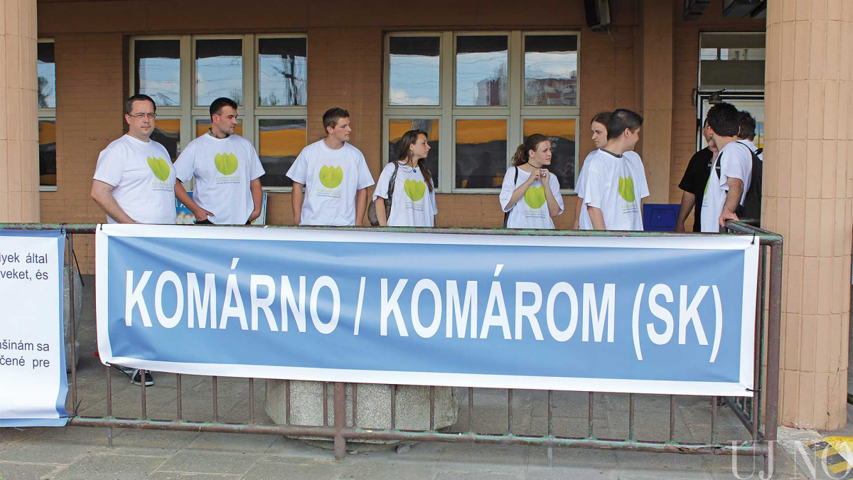 felirathaboru-komarom.jpg