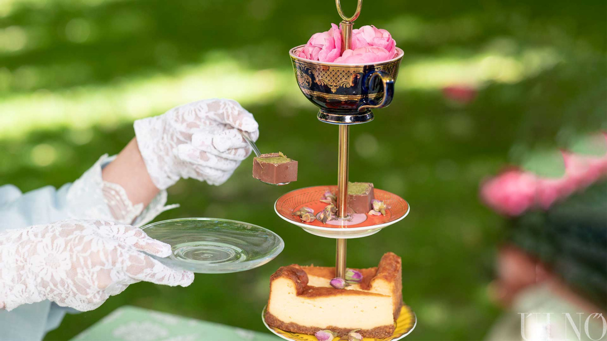 otorai_tea_a_rozsakertben00002.jpg
