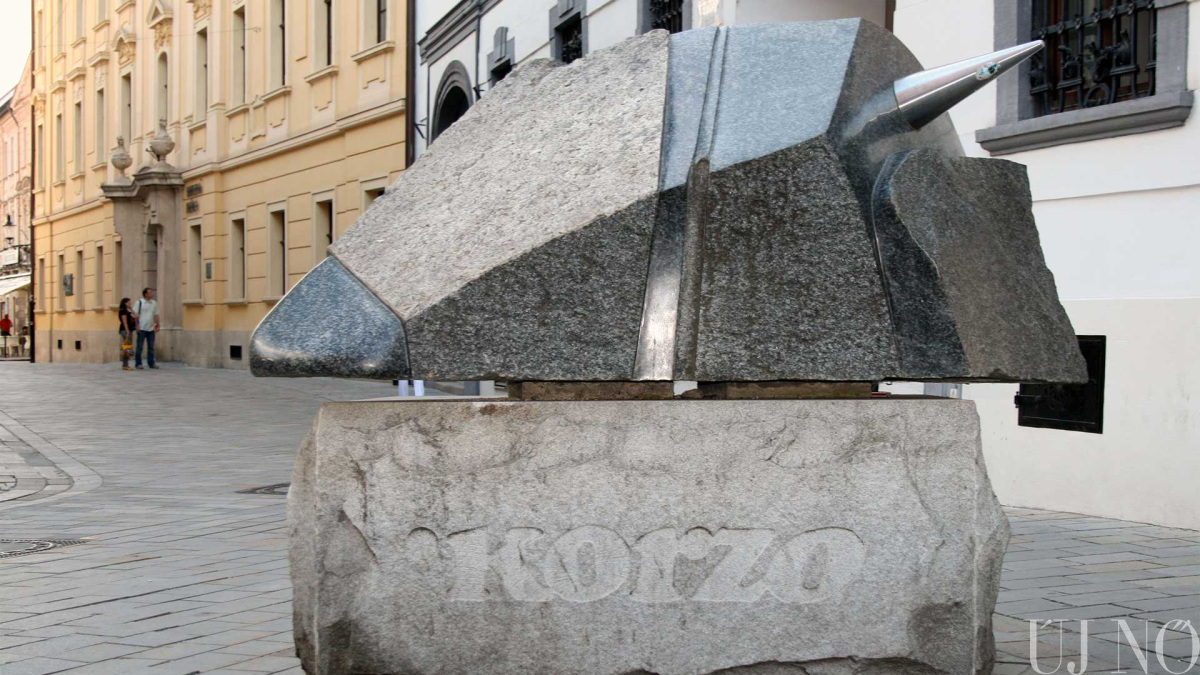 pozsonyi-korzozas-szobor.jpg