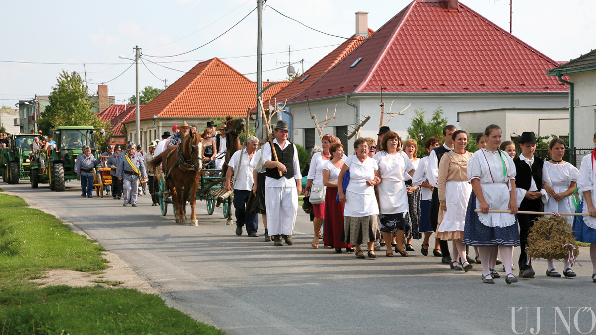 vendegsegben_a_nyekvarkonyi_aratounnepsegen_fekvo00003.jpg