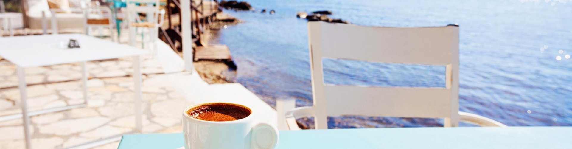 Nyár van, és Görögországban kávézunk...