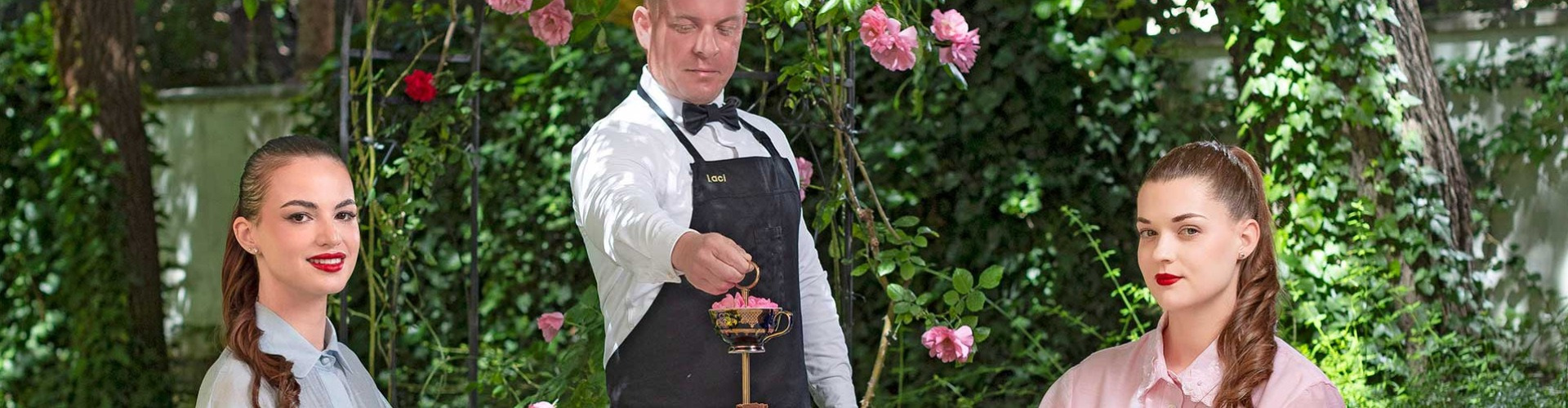 Ötórai tea a rózsakertben