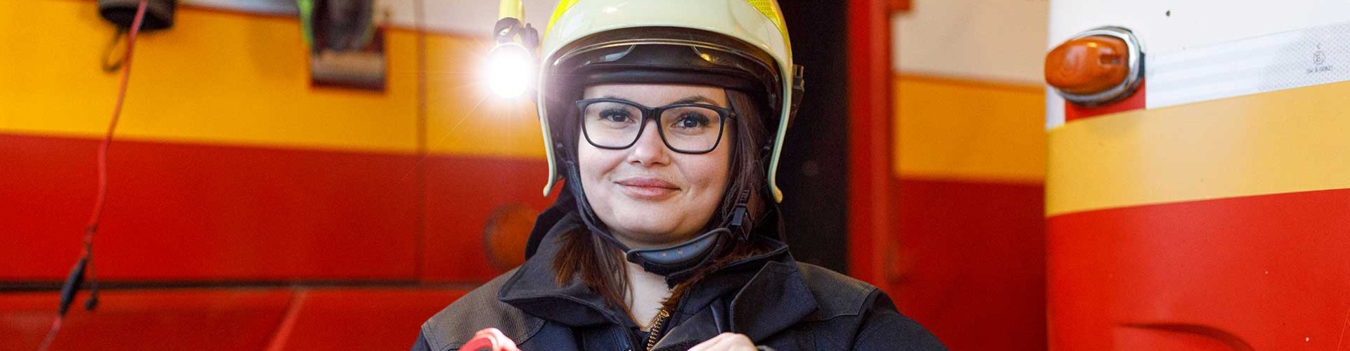 Civilben nővér, szabadidejében tűzoltóparancsnok