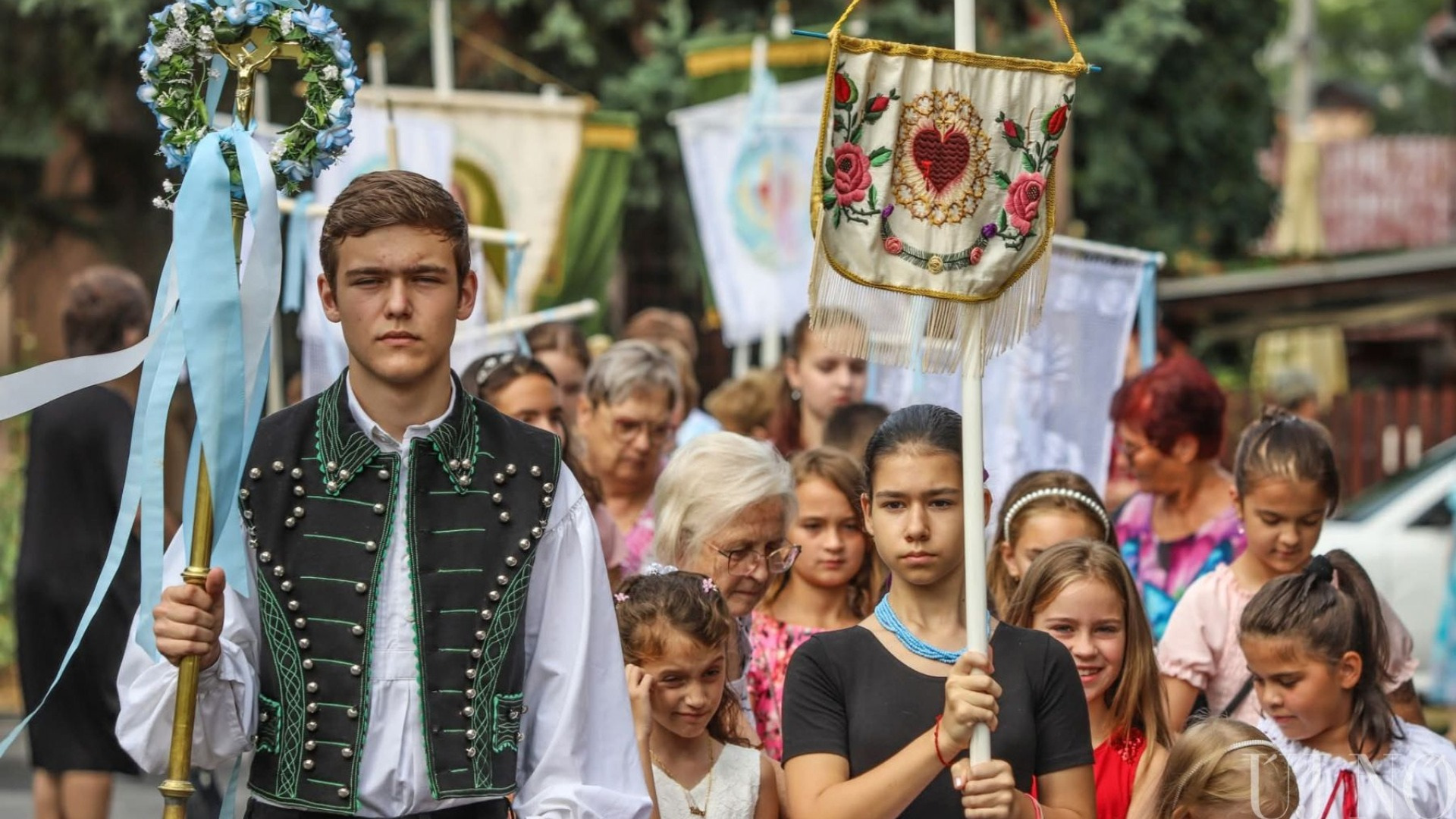 Búcsú virágszirmokkal Búcsú virágszirmokkal