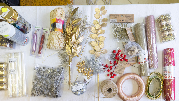 Néhány üzletben beszerzett dekorációs anyag. Néhány üzletben beszerzett dekorációs anyag.