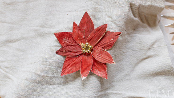 Csuhéból készített festett virág Csuhéból készített festett virág