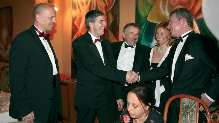 Bugár Béla, az MKP elnöke Pálffy Istvánnal, az M1 híradósával fog kezet