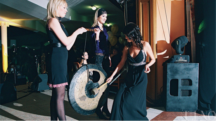 A bál gongütéssel kezdődik