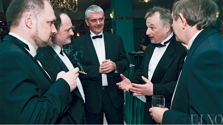 Hernádi Zsolt, a MOL elnöke Simon Zsolt parlamenti képviselőt (balról a második) győzködi