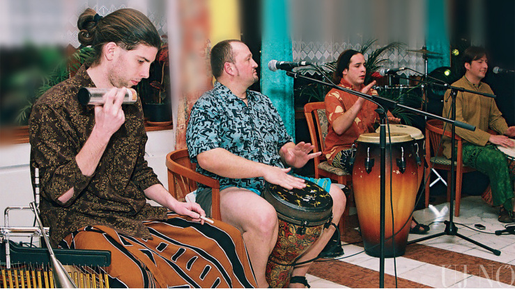 A latin-amerikai zenét játszó Mango Molas