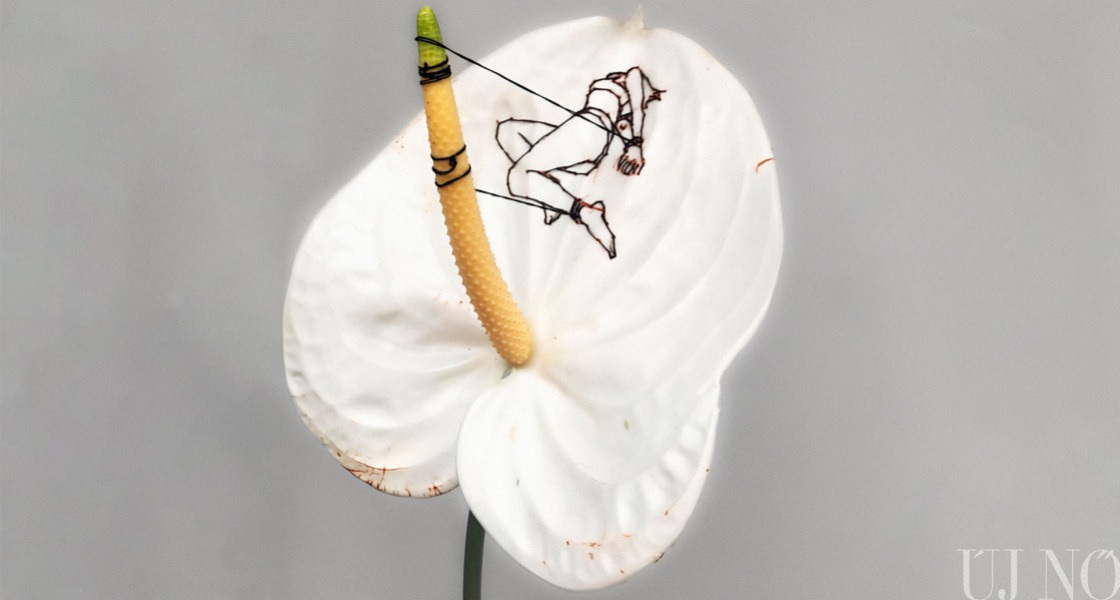 A nő pucér, és még élvezi is