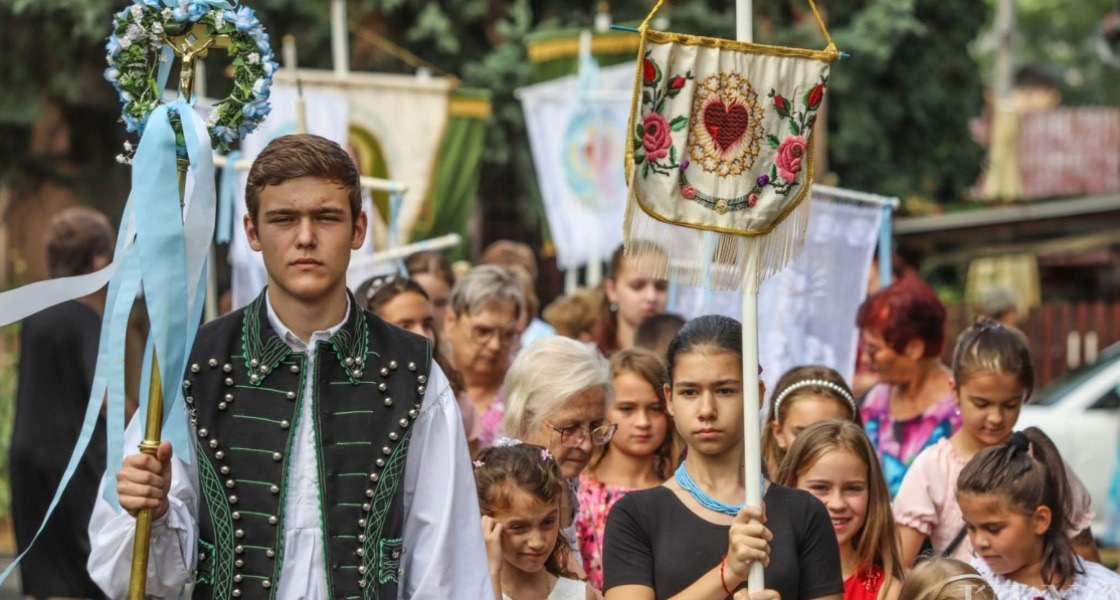 Búcsú virágszirmokkal