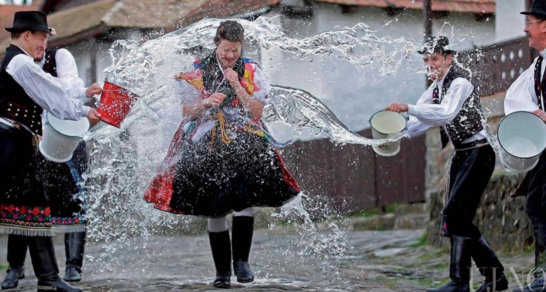 A lányok járnak kaput ereszteni