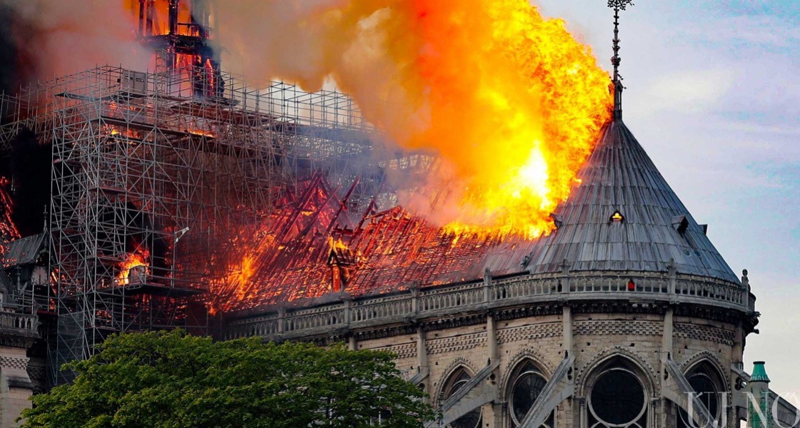 Lángolt a Notre-Dame!