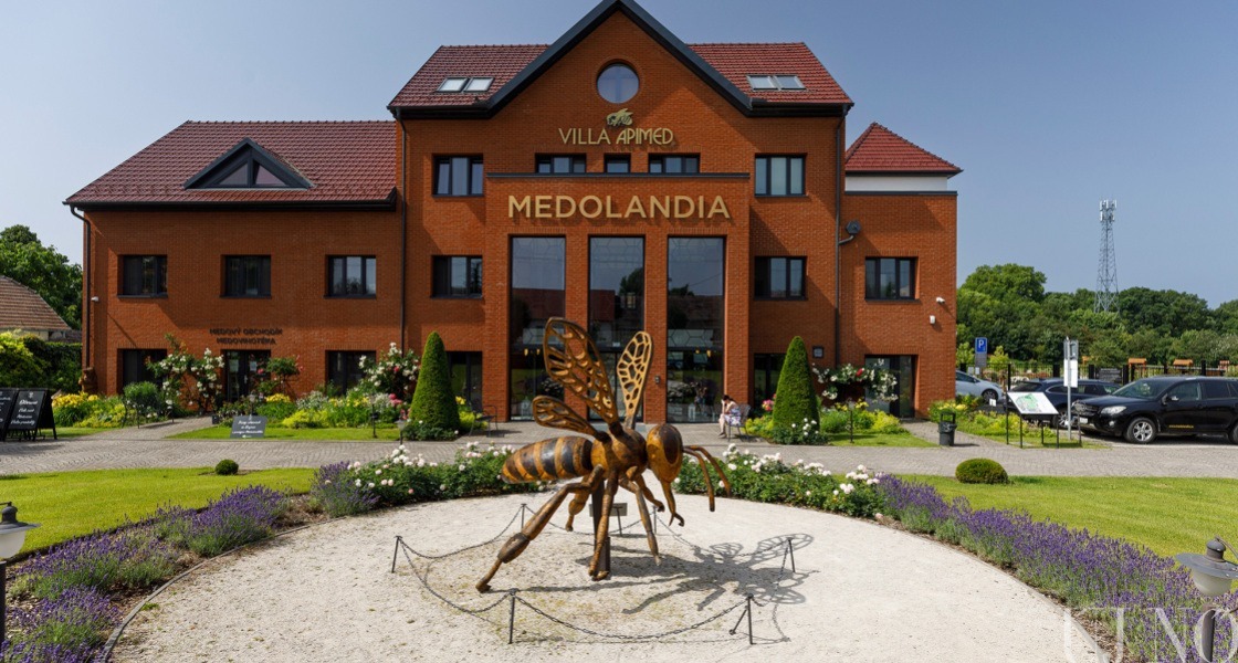 Mézbor és társai