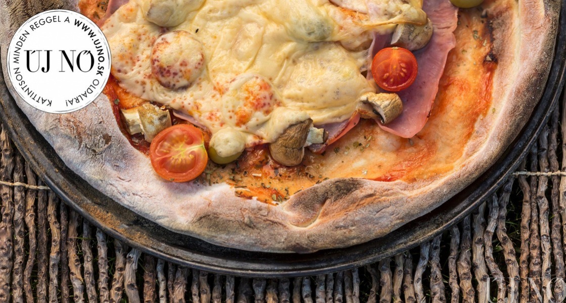 Pizza friss paradicsommal
