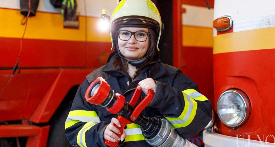 Civilben nővér, szabadidejében tűzoltóparancsnok